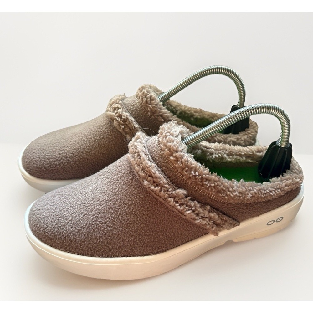 OOFOS Shoes Womens Size 9 Beige Fleece Mule Slippers Faux Fur Cozy Indoor EUC